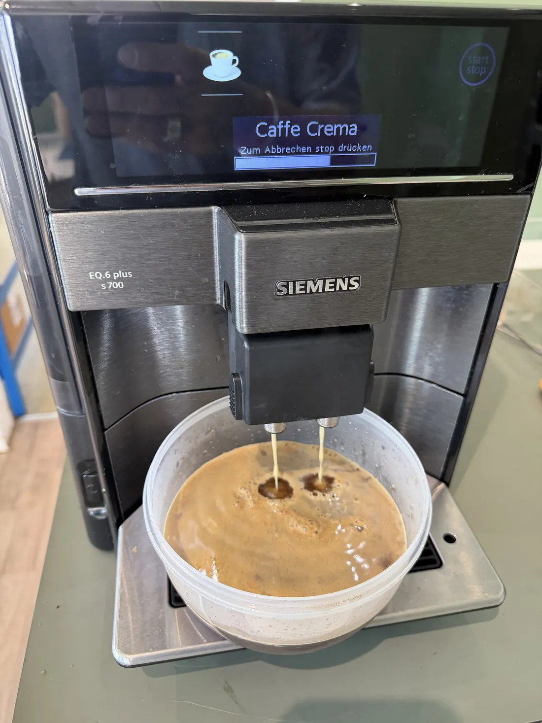 Siemens-Kaffeevollautomat beim Funktionstest