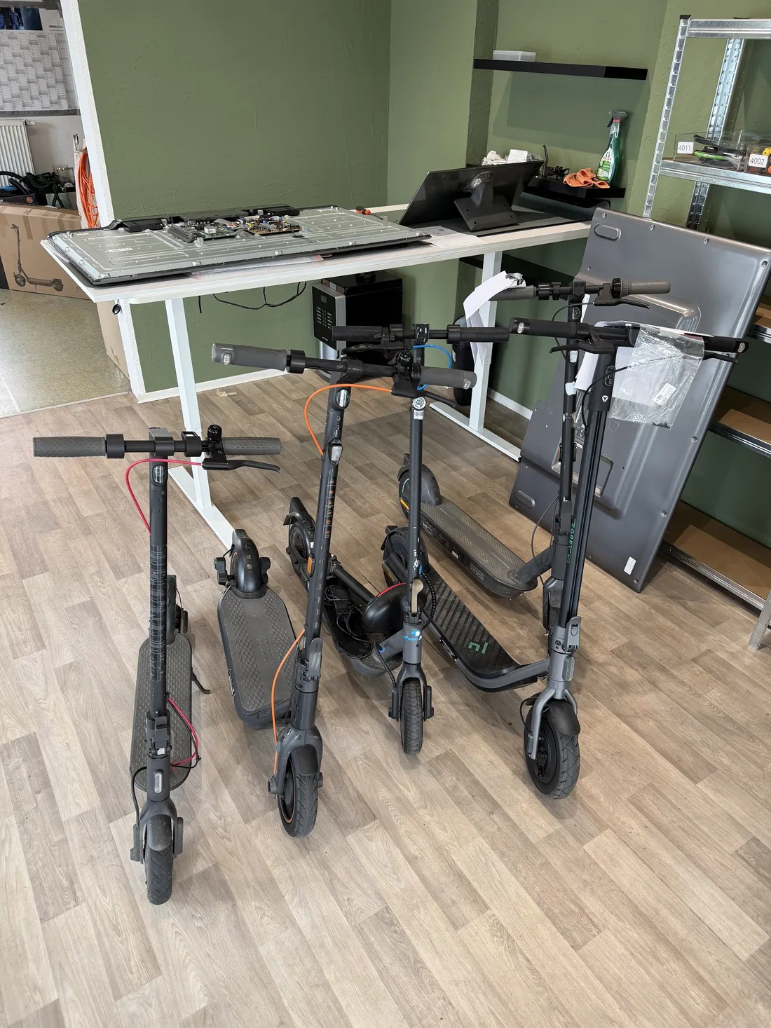Mehrere E-Scooter in der Werkstatt