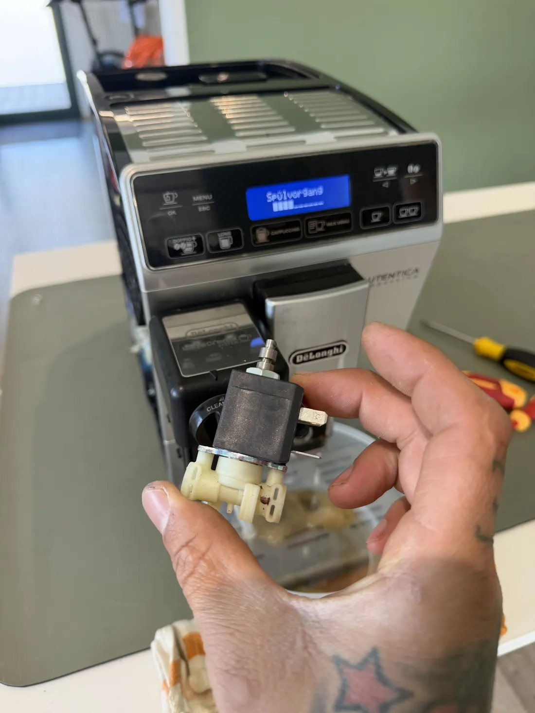 Ventiltausch an einem DeLonghi-Kaffeevollautomaten