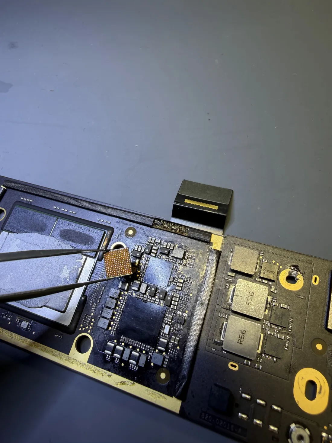 MacBook-Logicboard: Chip wird mit der Pinzette platziert