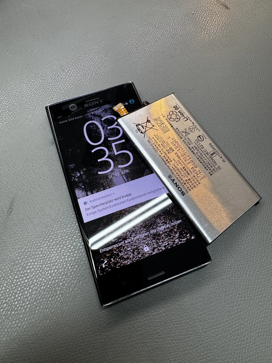 Akkutausch an einem Sony-Smartphone