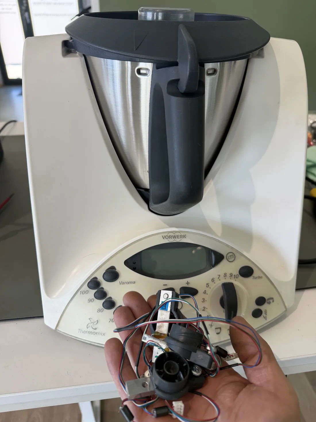 Thermomix-Reparatur mit ausgebauten Komponenten