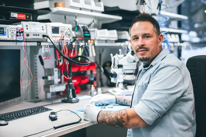 Patrick Mayer, Inhaber von Technikretter, an seinem Arbeitsplatz in der Werkstatt