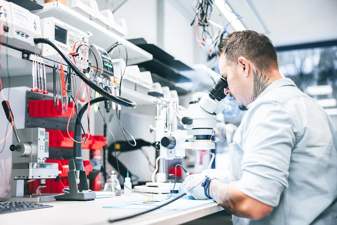 Technikretter-Werkstatt: Reparatur unter dem Mikroskop